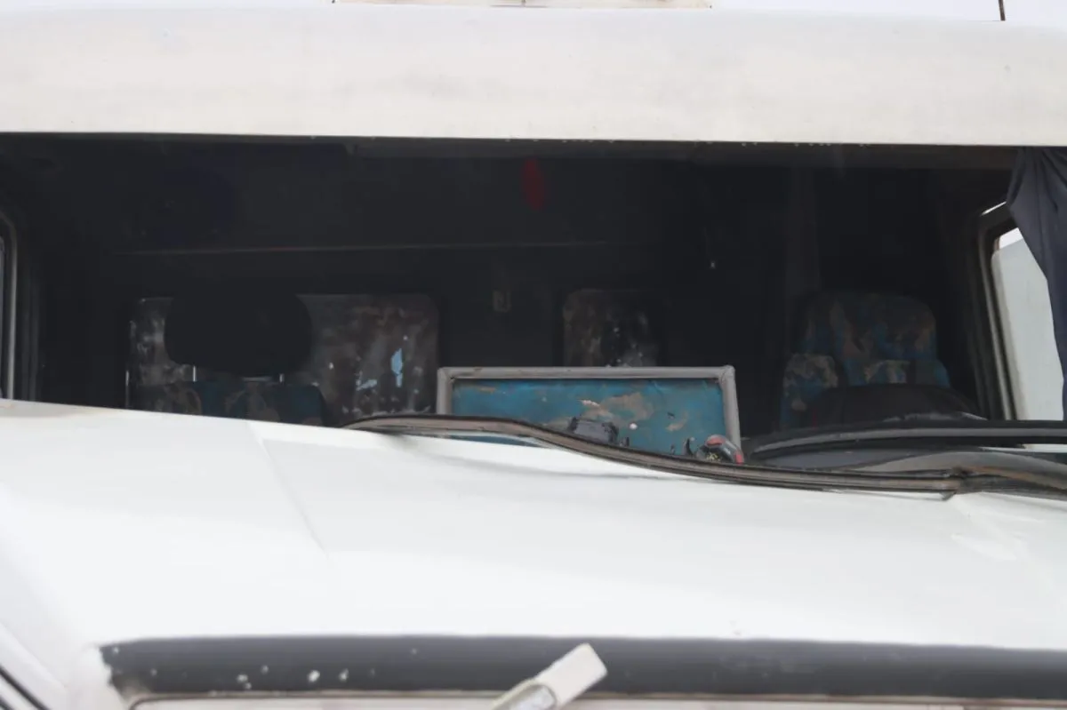 El parabrisas del cami&oacute;n qued&oacute; destruido tras el vuelco sobre la Ruta Provincial 6. Foto: Tania Domenicucci.