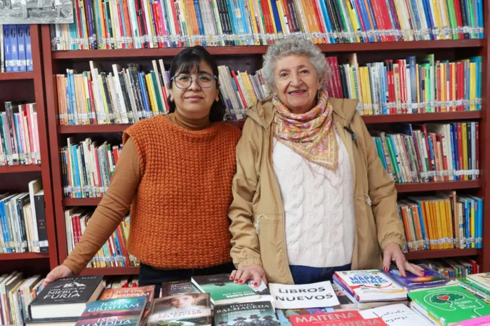 Dos generaciones que la biblioteca unió, Elena estuvo en los inicios y Liliana, la actual bibliotecaría. Foto: Tania Domenicucci