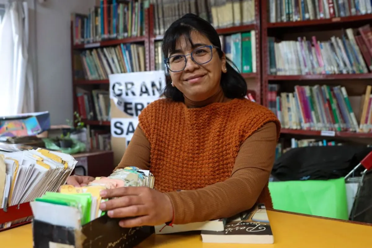 Liliana, la bibliotecaria que acompa&ntilde;a las ma&ntilde;anas en la biblioteca. Foto: Tania Domenicucci