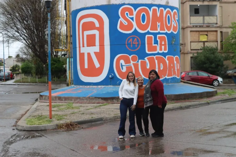 En imagen, parte de la comisión del barrio 500 viviendas en el tanque de agua de la ciudad, donde estará el escenario principal el día del aniversario. Foto Tania Domenicucci-ANR