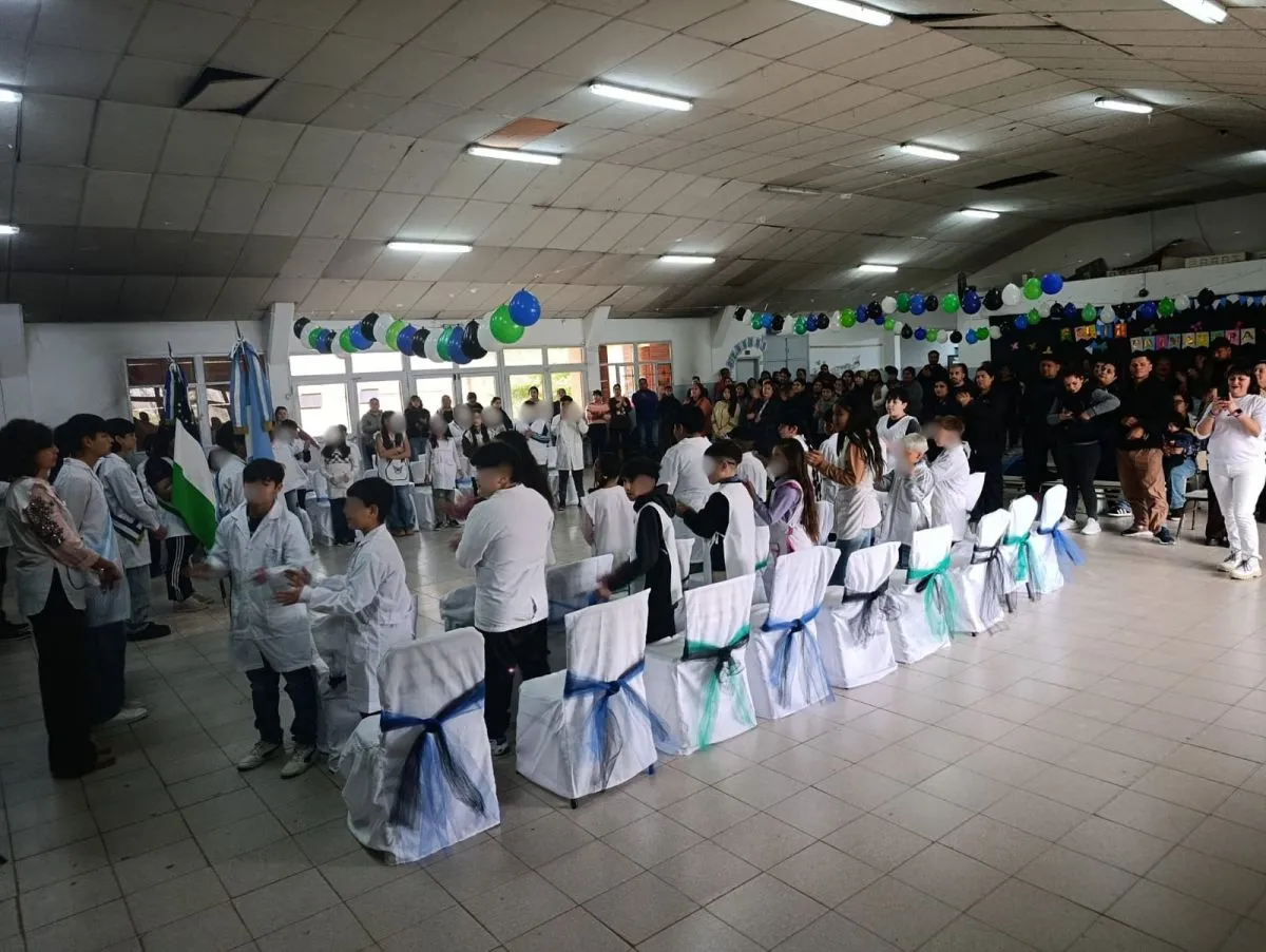 Los actos de la promesa a la bandera comenz&oacute; esta ma&ntilde;ana en escuelas de Roca. Foto: Tania Domenicucci