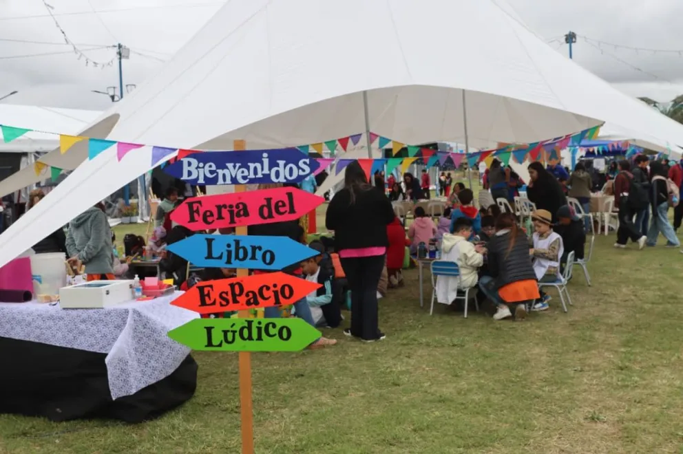 La Feria del Libro de Roca comenzó este jueves con una gran convocatoria y actividades para todas las edades. Foto: Tania Domenicucci.