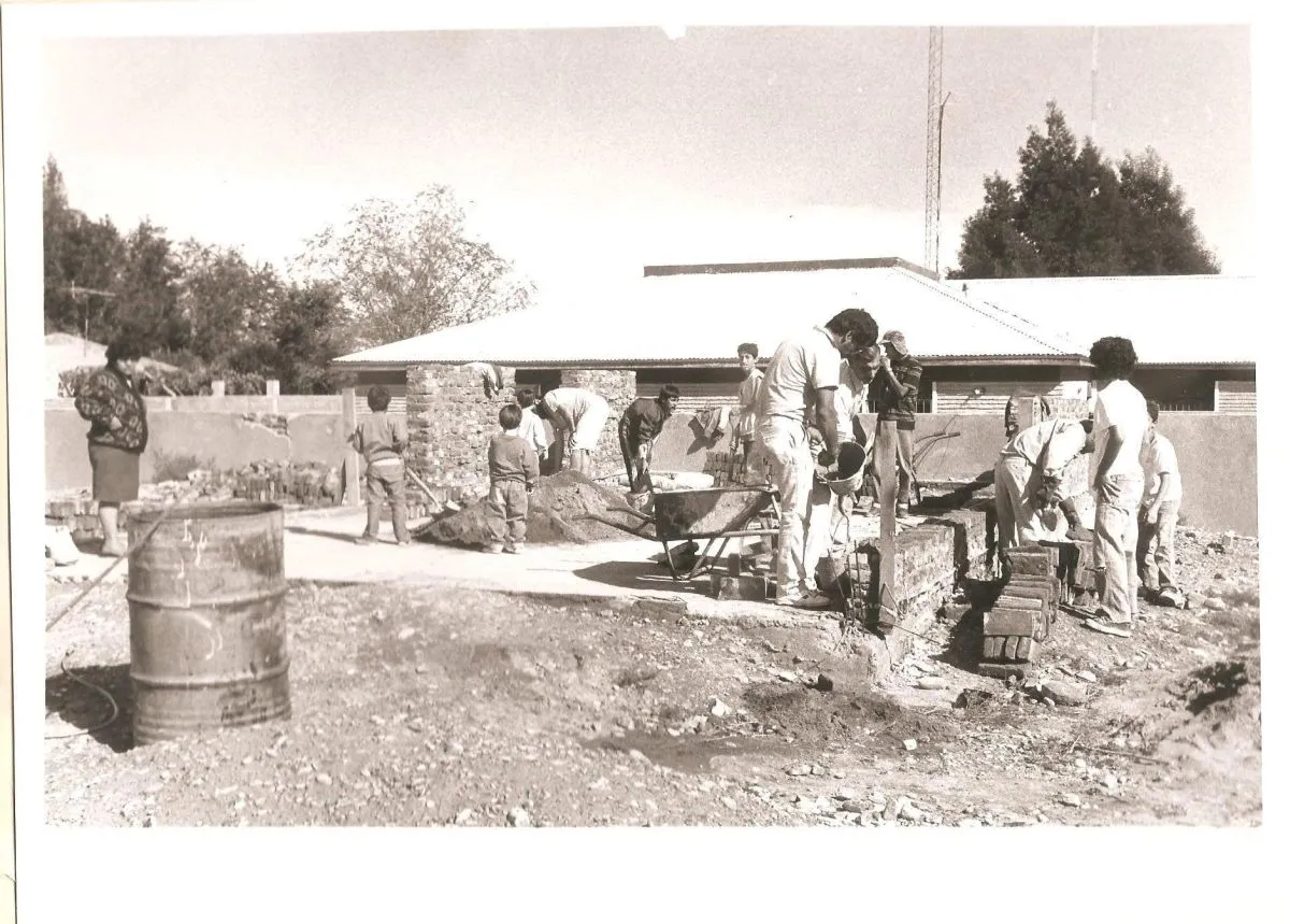 La construcci&oacute;n del edificio fue tambi&eacute;n voluntaria. Foto: Biblioteca Crecer