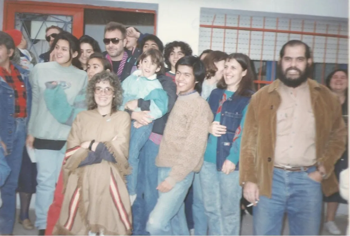 Le&oacute;n Gieco durante su visita junto a los vecinos. Foto: Biblioteca Crecer