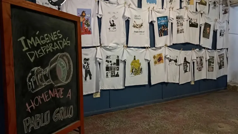 Las obras creadas por ilustradores están impresas sobre remeras. Foto gentileza 