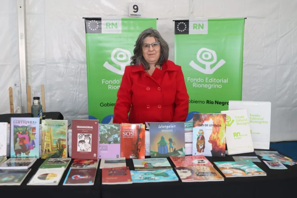 El stand tiene una amplia muestra de las publicaciones que abarcan géneros como narrativa, poesía, infancia e investigación. Foto Tania Domenicucci