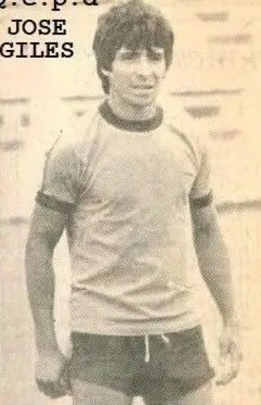 Jos&eacute; Ram&oacute;n Giles durante sus a&ntilde;os como jugador de Deportivo Roca, donde fue protagonista de recordadas campa&ntilde;as regionales y nacionales. Foto: Club Deportivo Roca