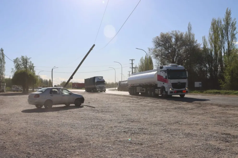 El poste está a punto de caer sobre el margen sur de la Ruta 22. Foto Tania Domenicucci