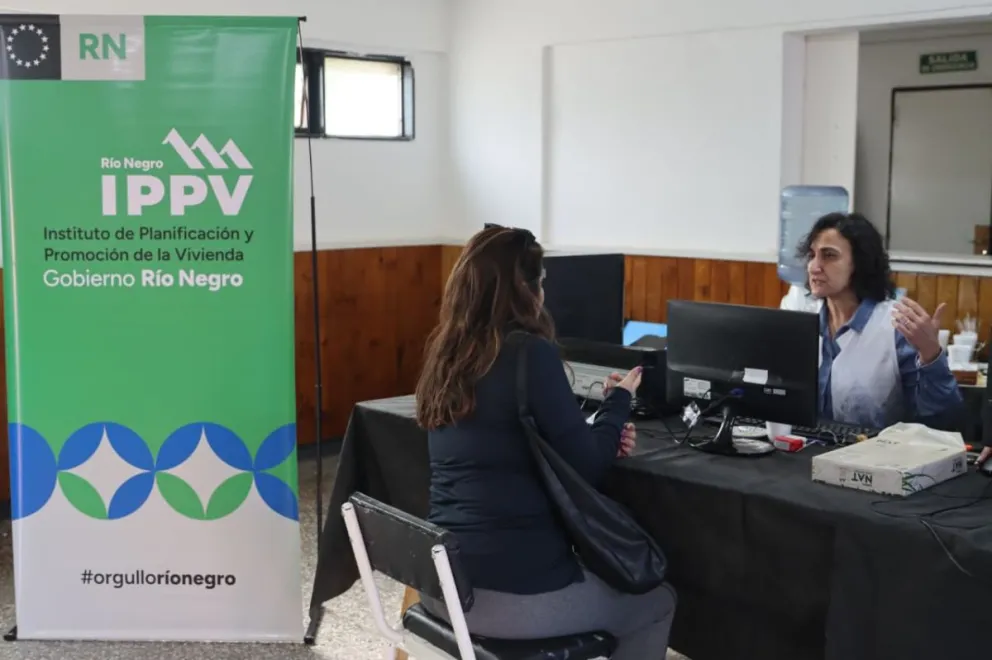 El personal del IPPV asesora a vecinos y vecinas del barrio. Foto: Tania Domenicucci