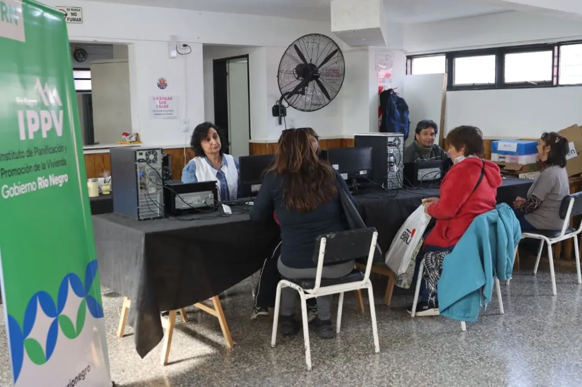 Las primeras vecinas en llegar al SUM de las 500 viviendas. Foto: Tania Domenicucci