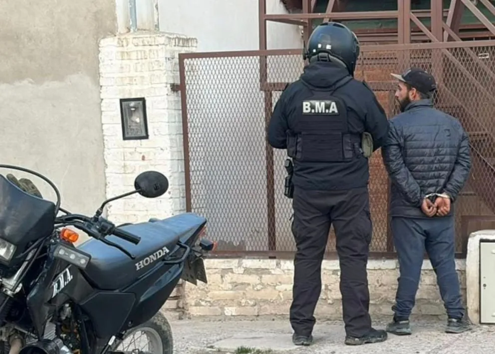 El hombre fue identificado durante una recorrida de la Brigada Motorizada de Apoyo en la zona norte de Roca. Foto: Policía de Río Negro.