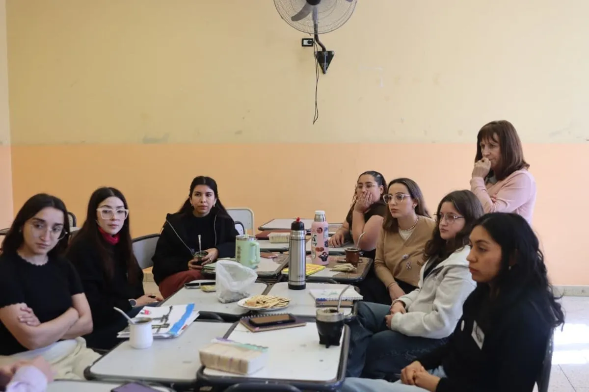 Hay estudiantes y profesionales de distintas ar&eacute;as. Foto: Tania Domenicucci