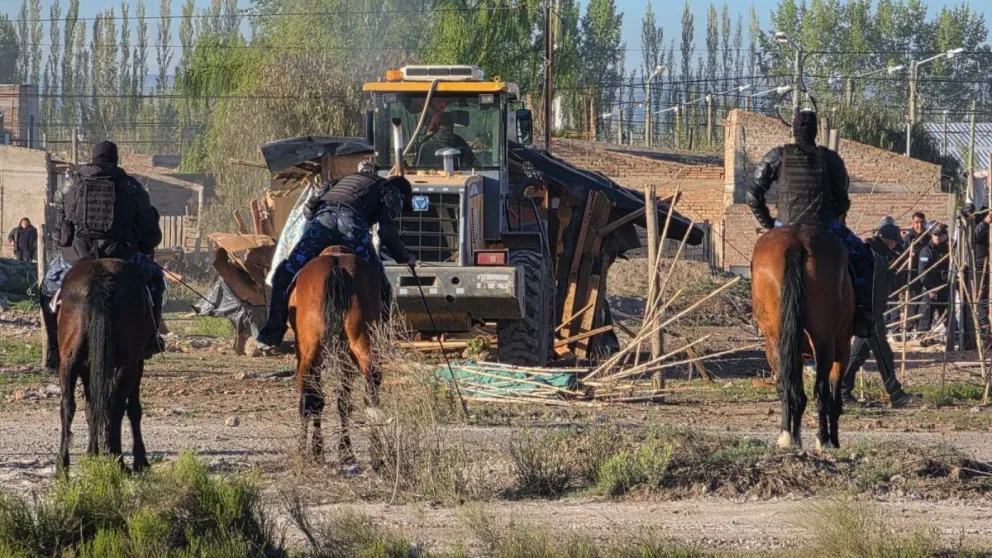 El operativo policial avanzó sobre el predio ocupado en Allen, donde se retiraron las estructuras instaladas en el lugar. Foto: gentileza.