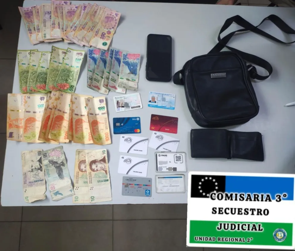 El bolso tenia dinero en efectivo y los documentos del hombre mayor. Foto cortesía Policía de Rio Negro