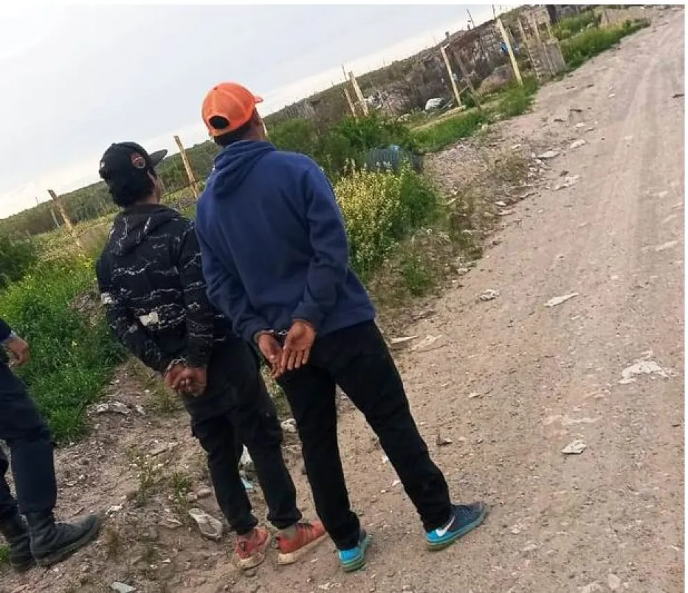Ambos sospechosos decidieron tirar el cerco hacia un costado y caminar para pasar desapercibidos por el personal policial. Foto cortesía Policía de Rio Negro