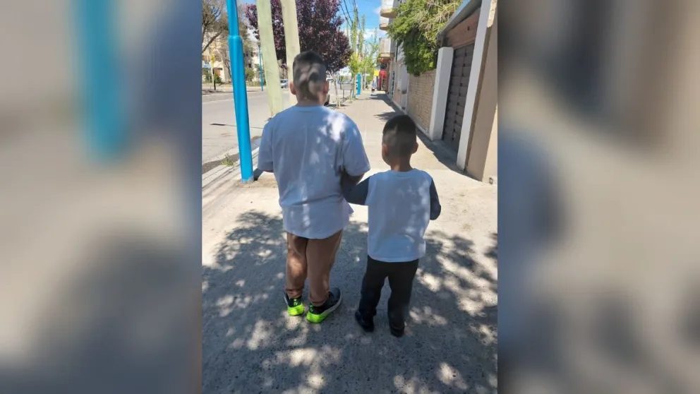 Los dos hijos de Tatiana, de 5 y 7 años. Su mamá busca una nueva casa para vivir con ellos antes de que finalice el contrato de alquiler actual. Foto: gentileza.
