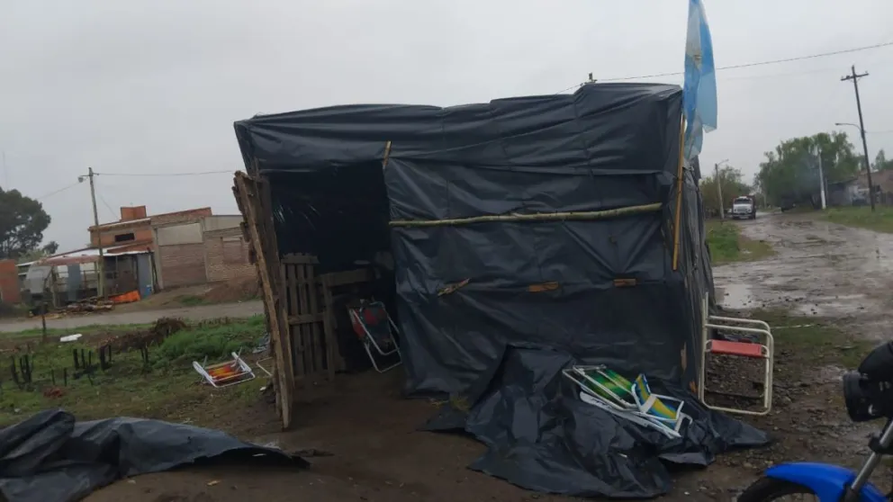 La medida continúa pese al temporal de lluvia. Foto gentileza 