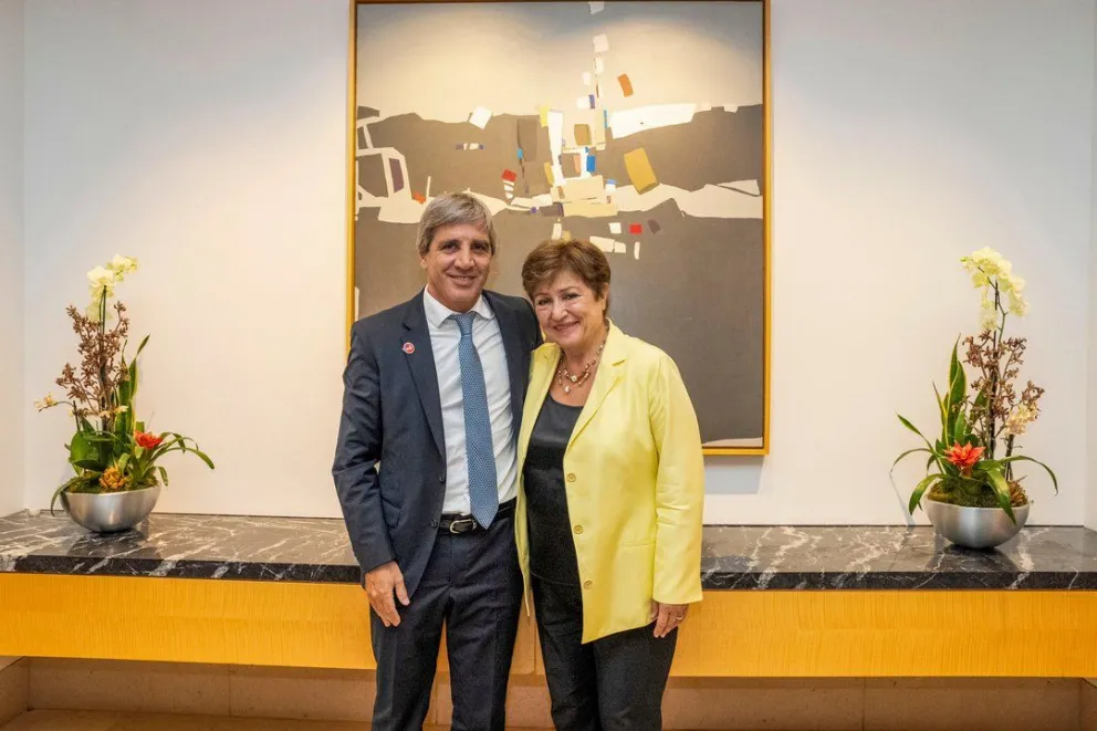 Luis Caputo junto a Kristalina Georgieva.
