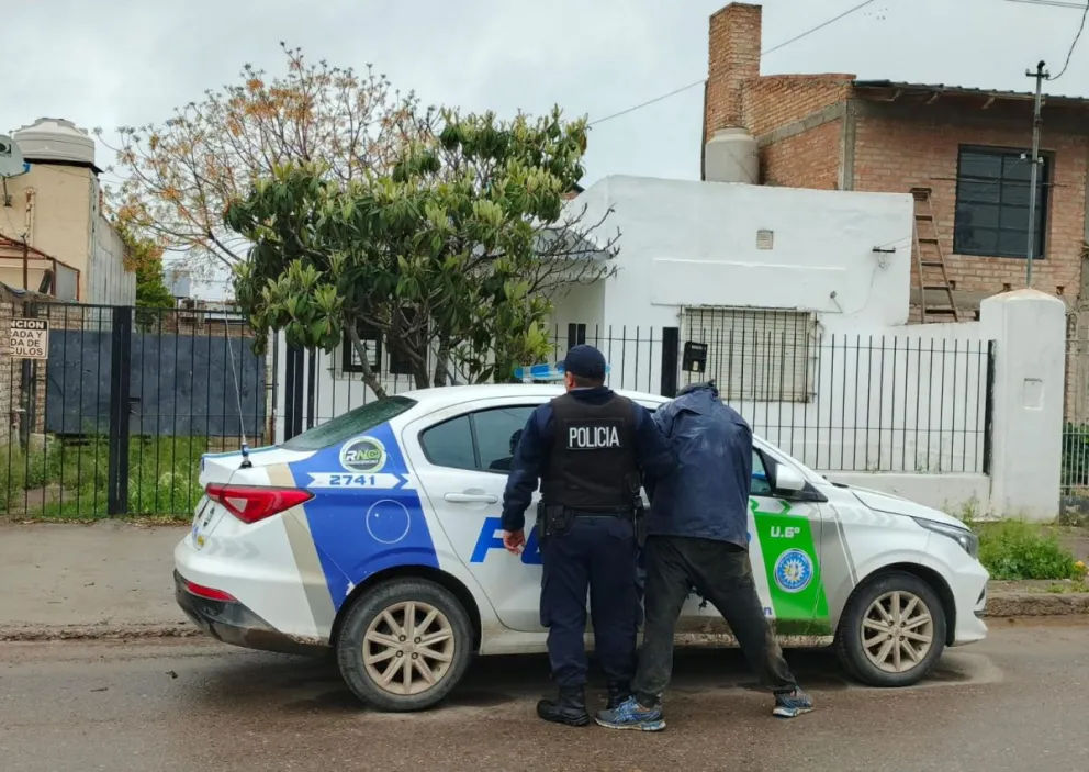 Un efectivo de la Comisaría 6° de Allen junto al hombre de 36 años detenido cuando intentaba forzar la puerta trasera de una casa. Foto: Policía de Río Negro.