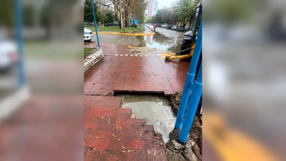 Los trabajos sobre la red cloacal de calle Irigoyen, entre Buenos Aires y Chacabuco. Foto: gentileza Aguas Rionegrinas.