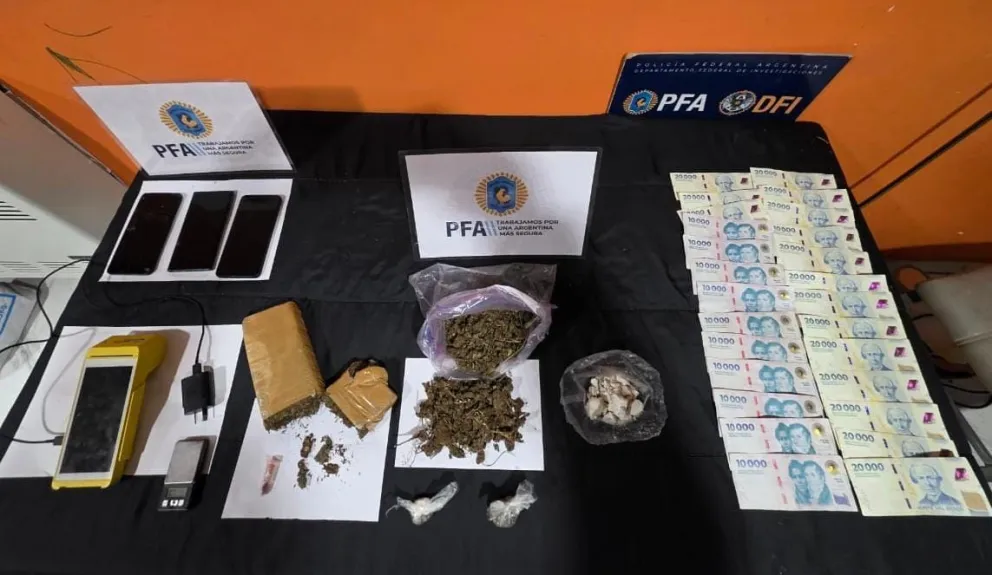 En el operativo secuestraron drogas, teléfonos y dinero en efectivo, además de un posnet. (Foto: gentileza)