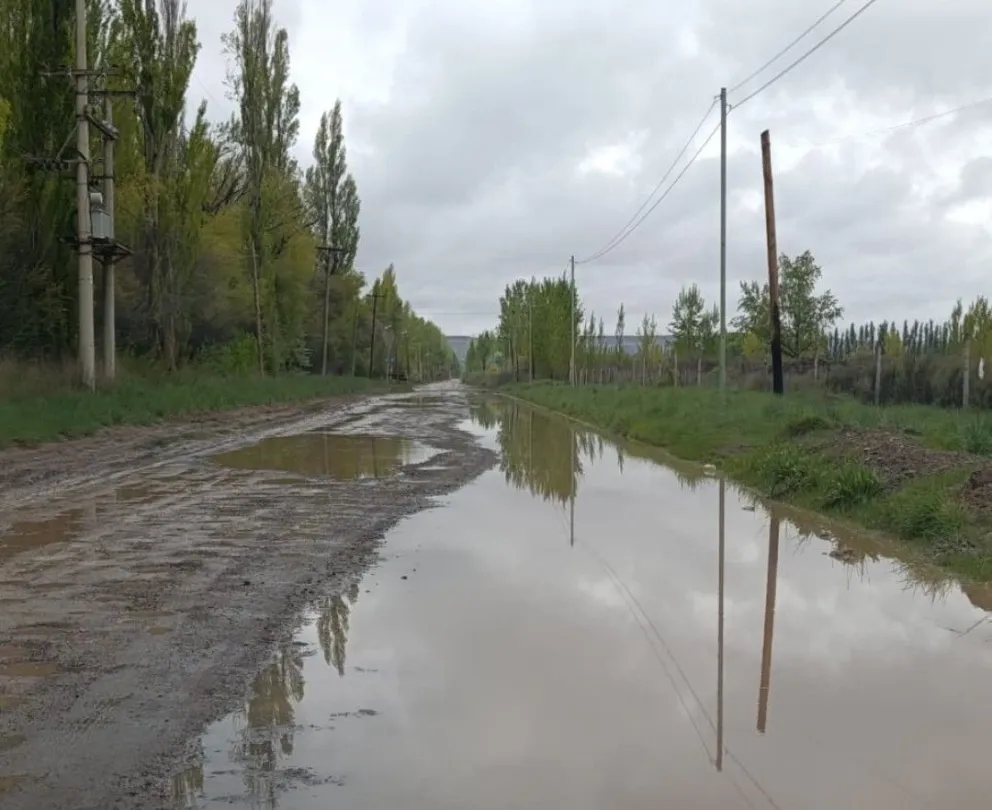 El agua acumulada cubre buena parte de calle Yapeyú, en Stefenelli, después de cuatro días de lluvia. Foto: Gentileza.