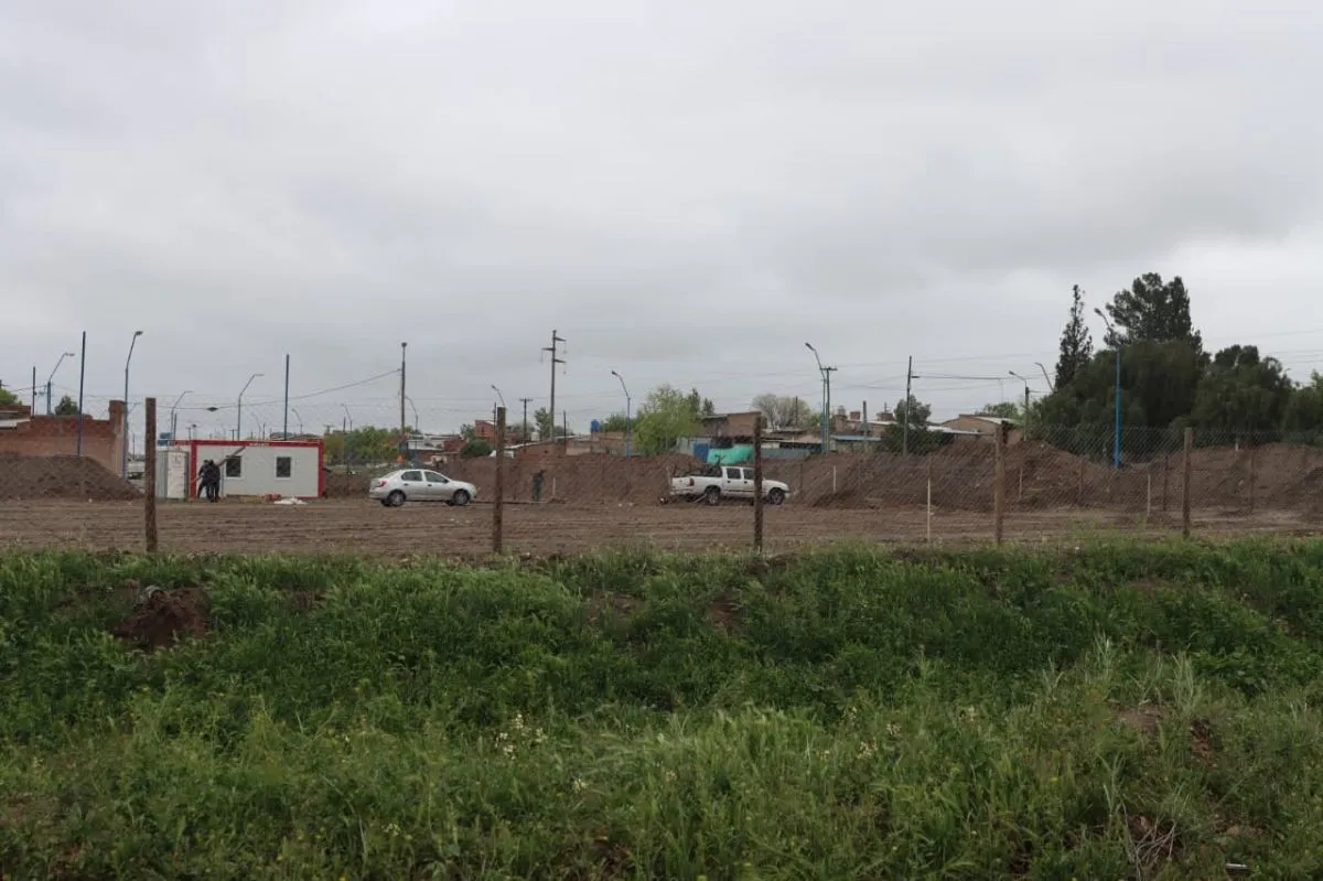 Ya realizaron el cerramiento del per&iacute;metro donde se realizar&aacute; la construcci&oacute;n. Foto: Tania Domenicucci