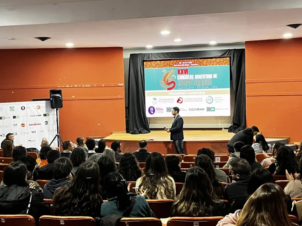Disertación sobre minería, petróleo y conservación de la biodiversidad en el Congreso de Herpetología de Roca. Foto: gentileza Museo Patagónico de Ciencias Naturales.