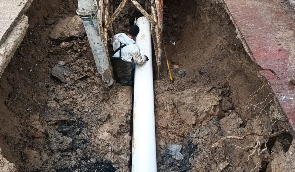 Las tareas de recambio se llevaron a cabo en medio de las intensas lluvias. Foto: Aguas Rionegrinas 