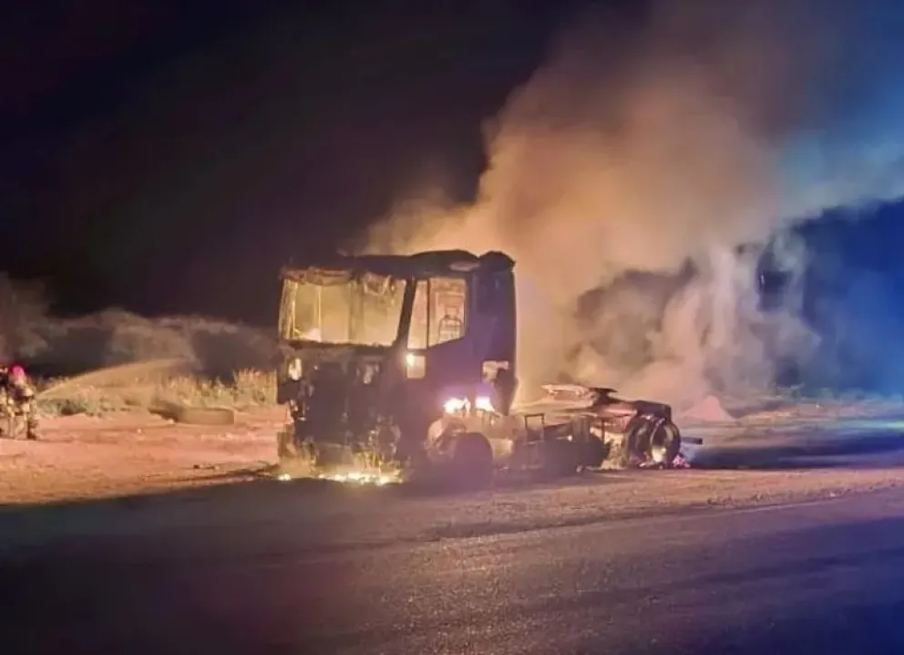 El camión Fiat Stralis 460 quedó completamente destruido por las llamas. Foto: gentileza.