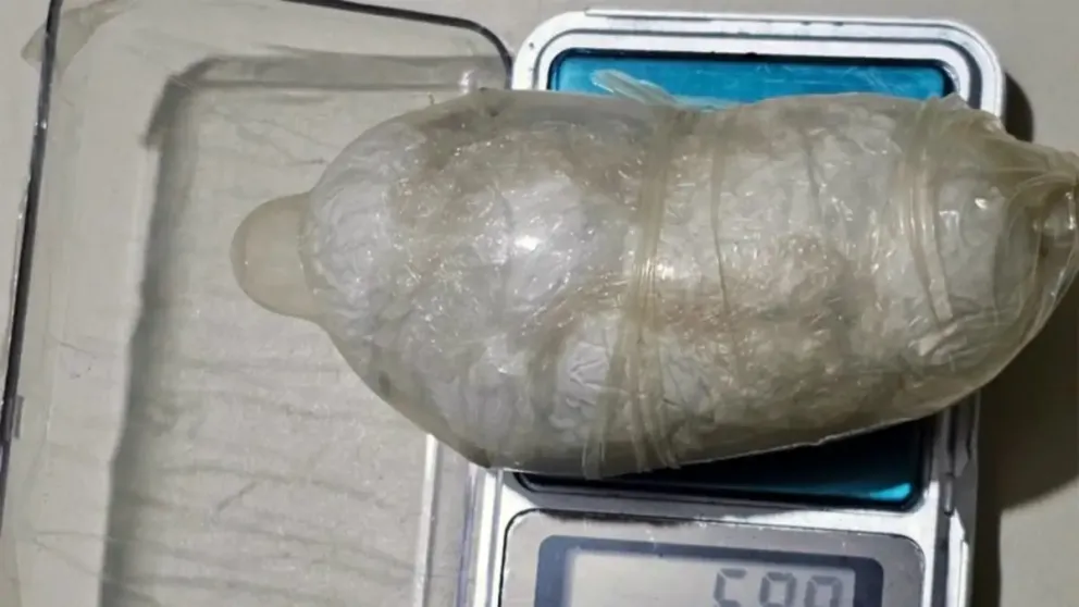 Los ocho envoltorios con casi 70 gramos de cocaína que una mujer intentó ingresar al Penal 1 de Viedma. Foto: gentileza.