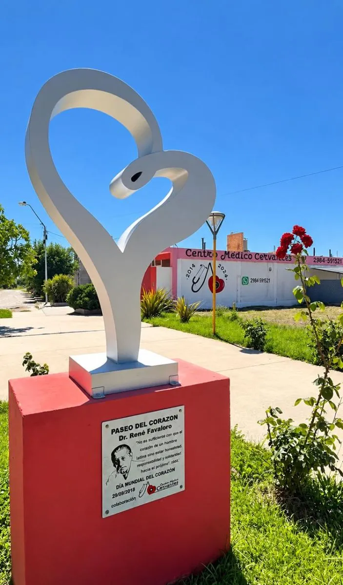 En el Paseo del Coraz&oacute;n Dr. Ren&eacute; Favaloro, frente al Centro M&eacute;dico Cervantes, un homenaje a la prevenci&oacute;n y al cuidado de la salud cardiovascular. Foto: gentileza Alejandro L&oacute;pez Cross