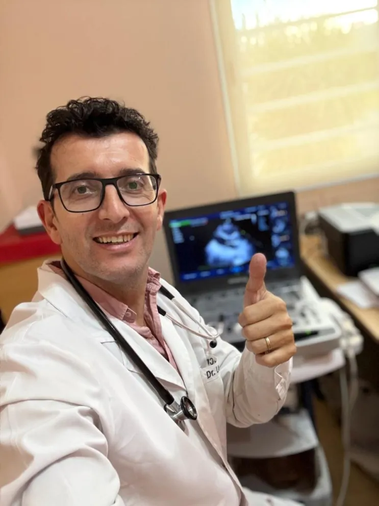 El cardiólogo Alejandro López Cross, profesional nacido y criado en la zona, cursó sus estudios en la UNCo . Foto: gentileza
