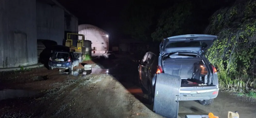 Los tres vehículos quedaron detenidos en el mismo galpón luego de romper la llantas. Foto cortesía