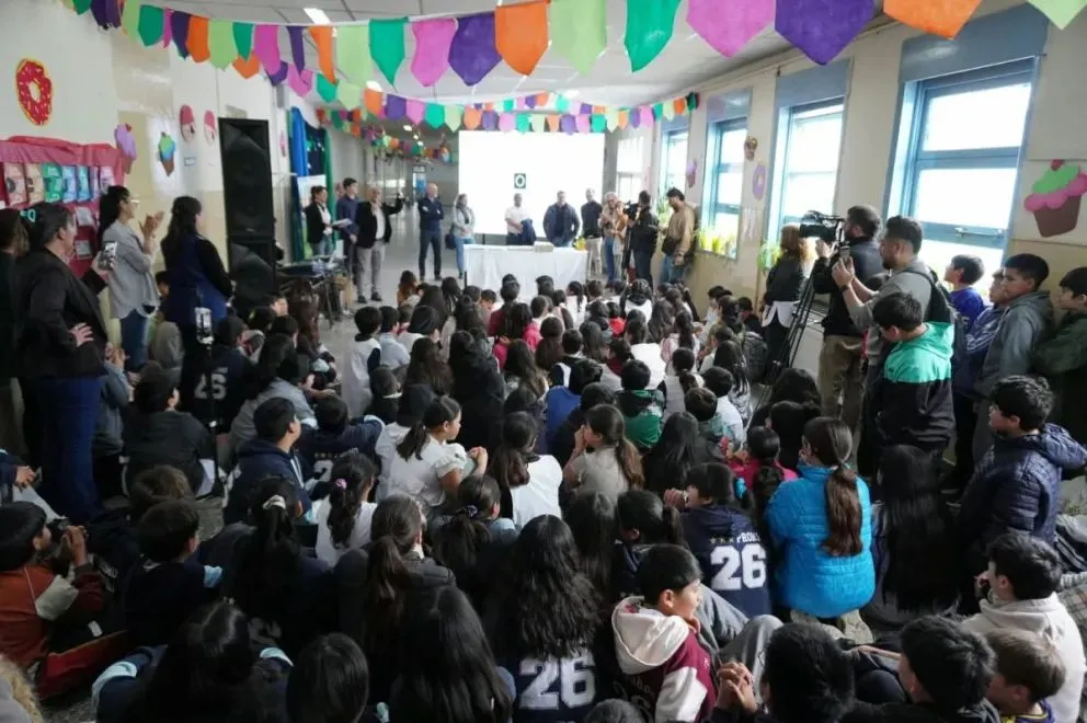 El acto se hizo en la Escuela primaria y contó con la presencia del ministro Echarren y el intendente Petricio, entre otras autoridades. Foto: Gobierno RN.