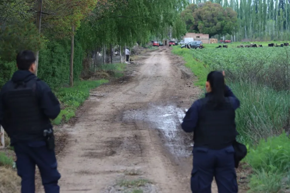 Personal policial trabaja en la chacra de Colonia Fátima donde encontraron una camioneta incendiada con dos personas muertas. Foto: Tania Domenicucci-ANR.