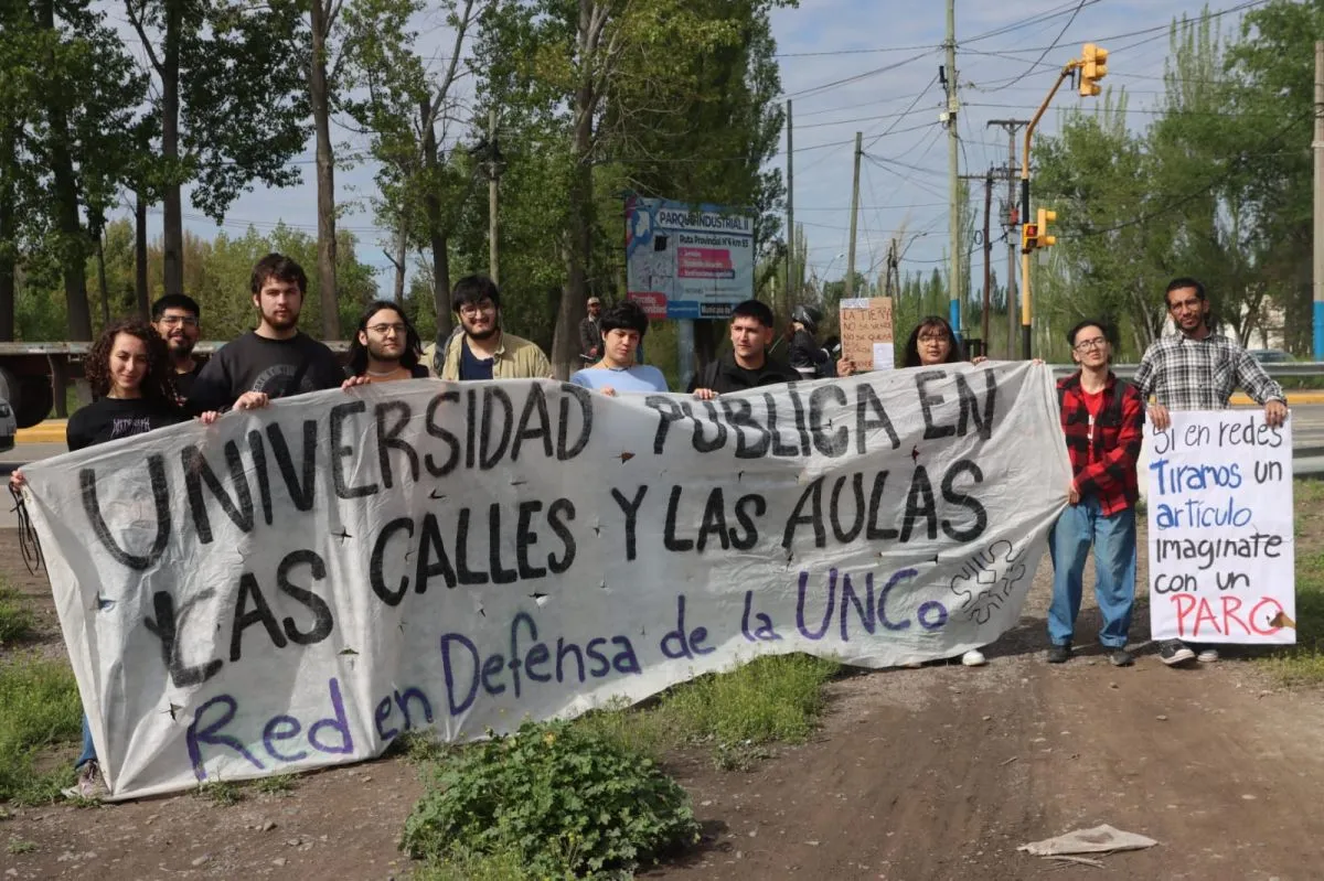 Estudiantes universitarios se manifestaron en Ruta 22. Foto: Tania Domenicucci