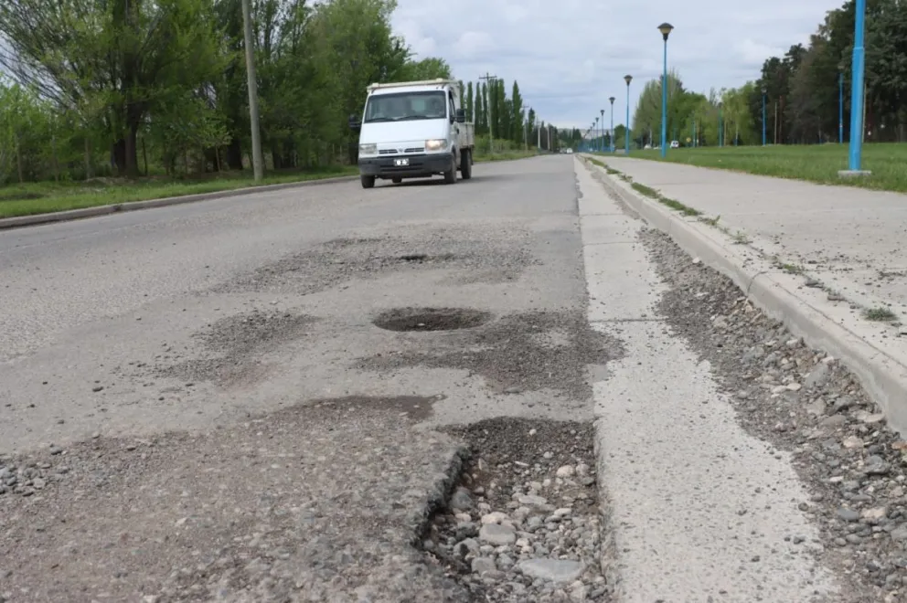 En el Paseo Bicentenario, la calle Vitterbori presenta algunos baches profundos. Foto: Tania Domenicucci