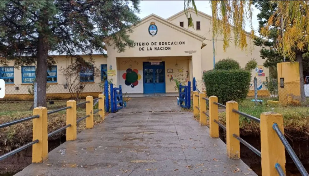 La Escuela Primaria N°31 decidió suspender las clases este jueves para acompañar a la familia de la niña y atravesar la jornada de duelo. Foto Tania Domenicucci-ANR