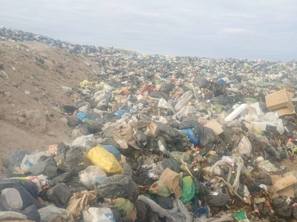 Así se ve la basura de varios meses sin compactar ni tapar en el basurero de General Roca. (Foto: gentileza)