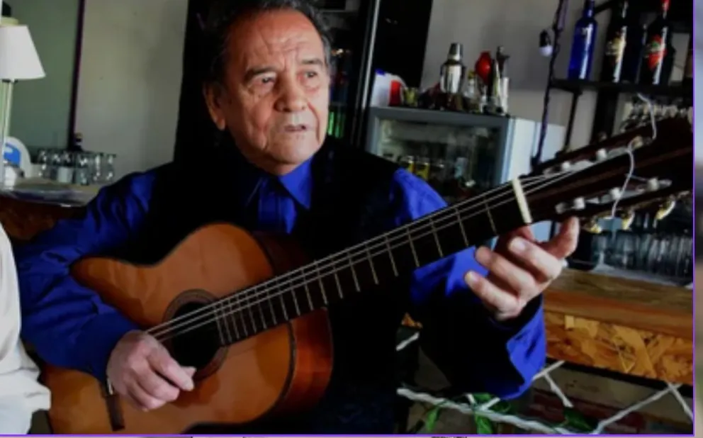 Luis Muñoz, durante una de sus presentaciones musicales en la región junto a su sobrino, quien siguió los pasos deel cantante.. Foto cortesía