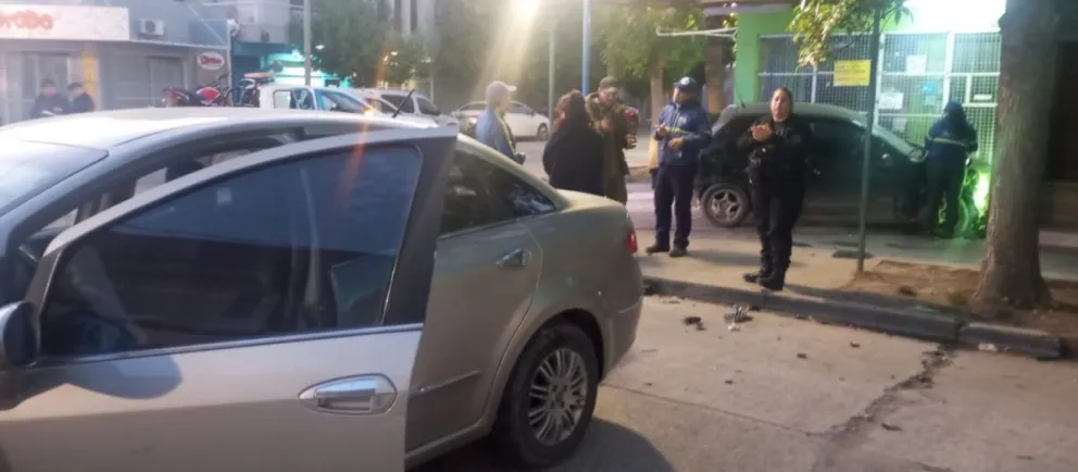 El siniestro vial ocurrió esta mañana en una de las calles céntricas de Roca. Foto. gentileza