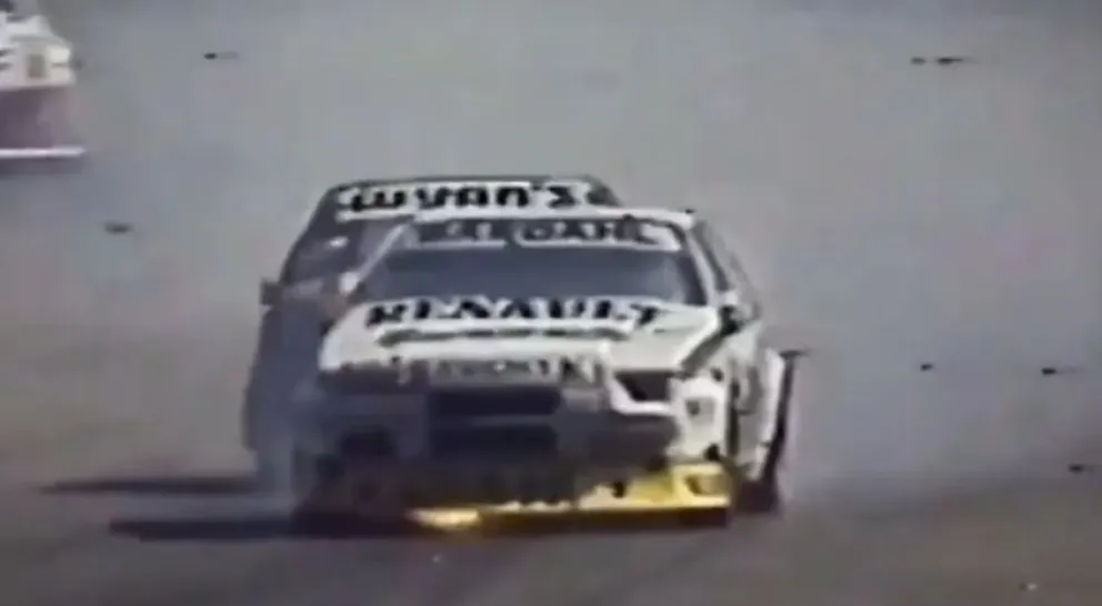 Uno de los momentos hist&oacute;ricos del TC200 que se vivi&ograve; en Roca, Traverso gan&oacute; con su auto prendido fuego
