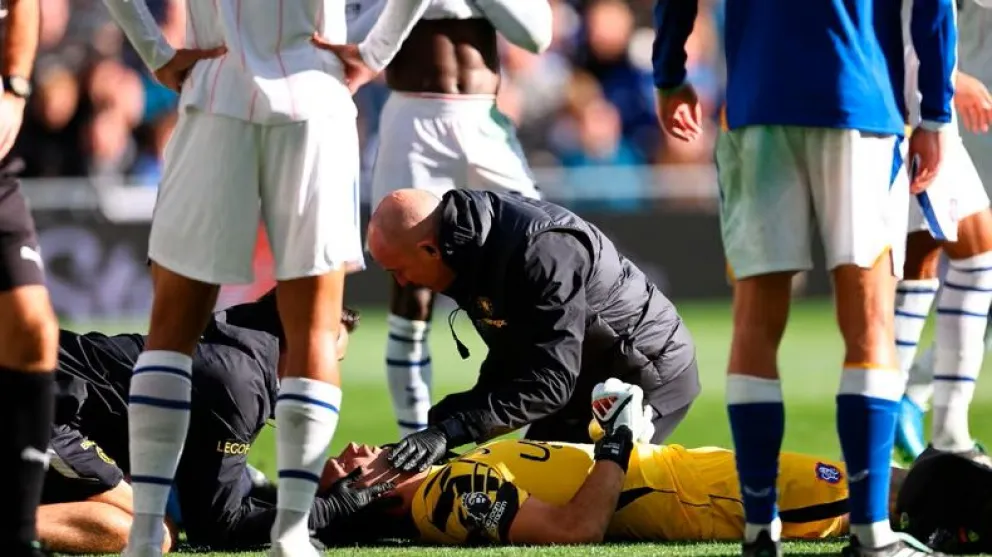 Dibu Martínez salió del campo de juego por una lesión provocada por un fuerte choque y fue operado exitosamente. (Foto: web)