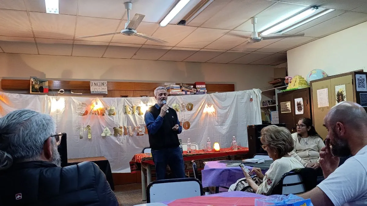Gerardo Repetti comparti&oacute; con estudiantes, docentes y vecinos los principales planteos de su tercer libro. Foto: ANR.