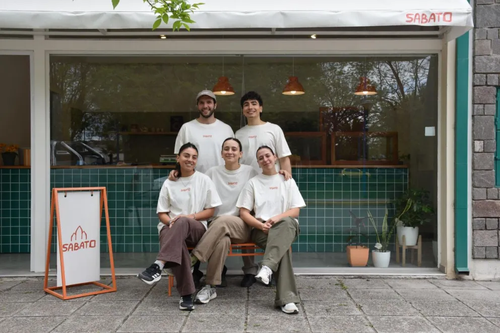 Rafaela Sabato y Giuliano Bilo lograron hacer crecer su panadería artesanal, sumaron personal y hoy venden sus productos en un local de la ciudad. Foto cortesía