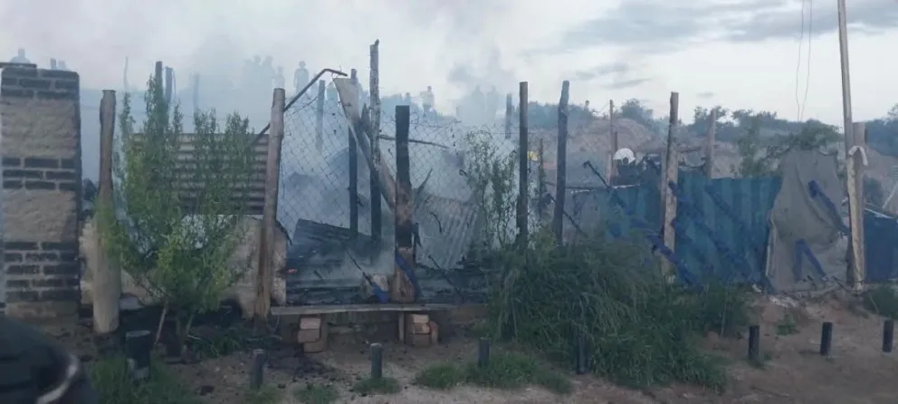 El incendio provocó importantes daños materiales en una casa ubicada sobre la calle Costanera. Foto: gentileza.