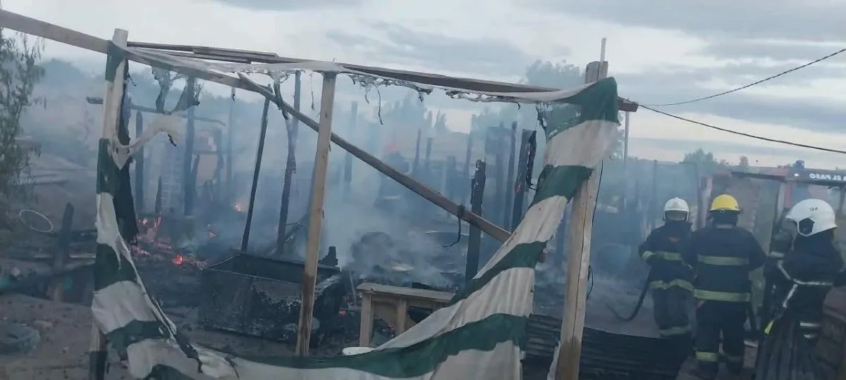 Bomberos Voluntarios trabajaron para combatir las llamas que destruyeron una vivienda en Allen. Foto: gentileza
