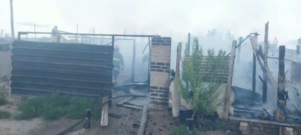 Una estufa eléctrica que quedó encendida habría provocado el incendio que destruyó la casa en Allen. Foto: gentileza.