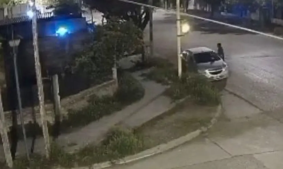 El hombre fue captado por las cámaras del 911 mientras intentaba abrir un auto estacionado en Allen. Foto: Policía de Río Negro.